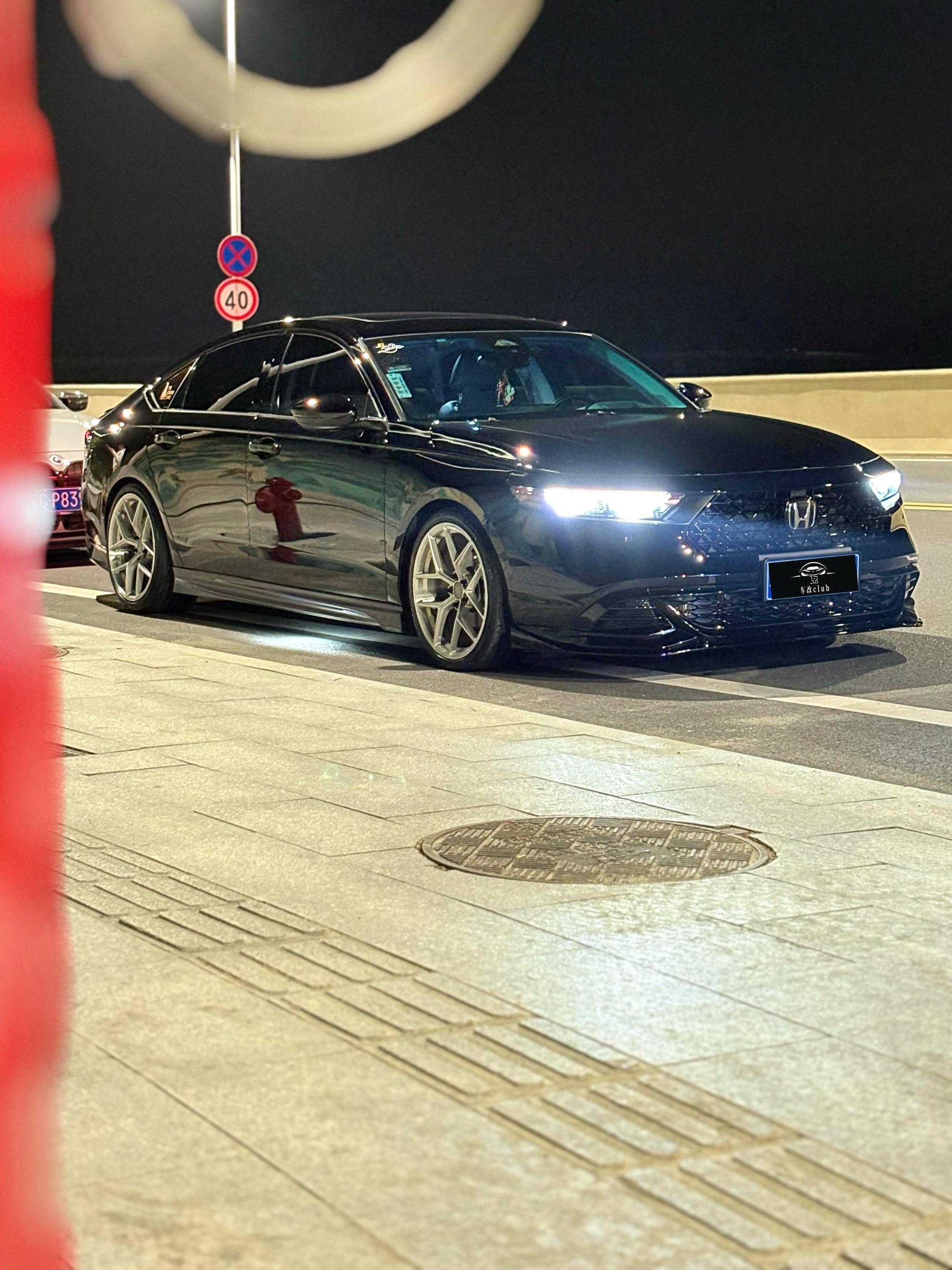 这个雅阁有点帅。