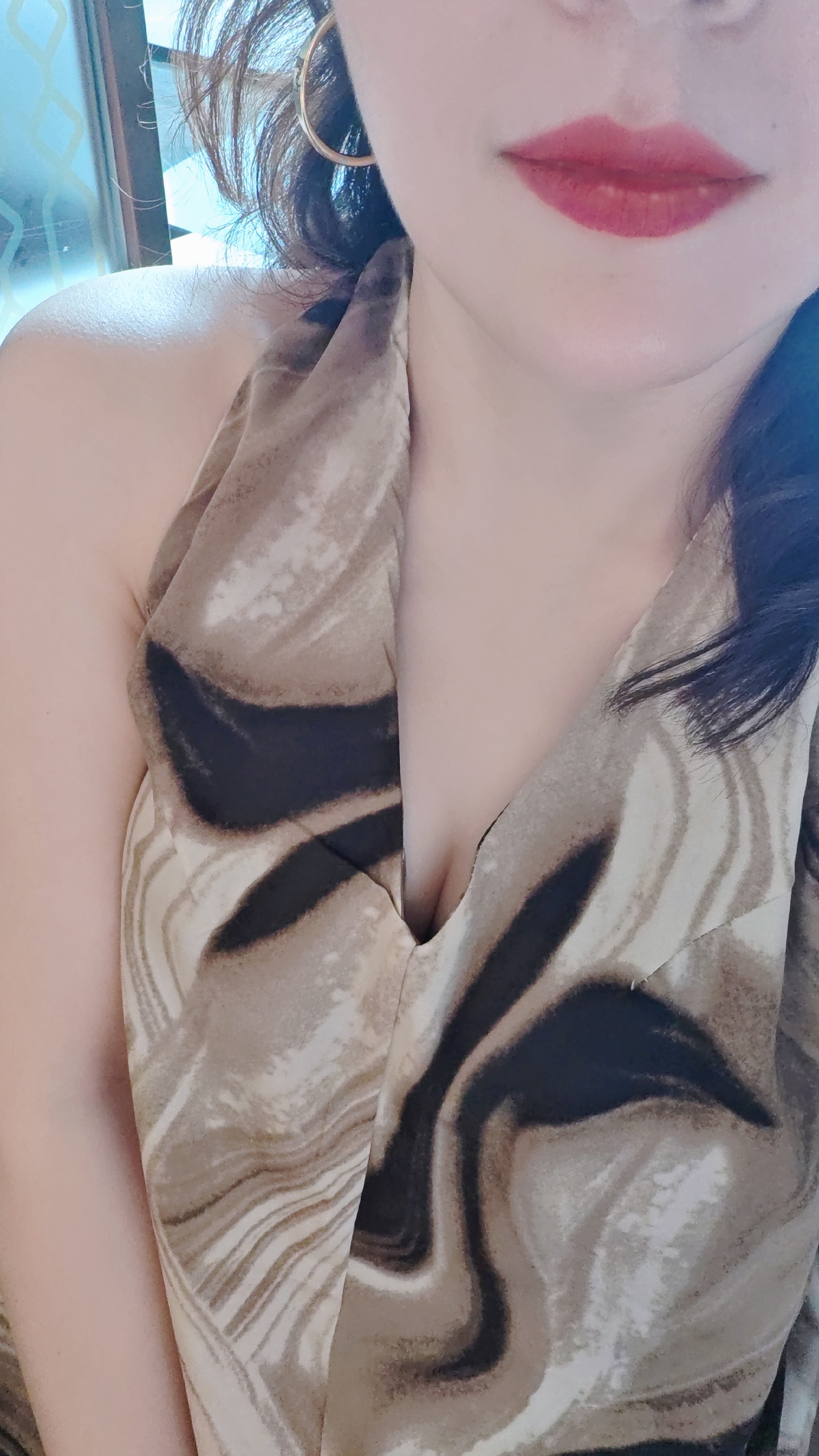 自拍女生穿搭晚饭时间