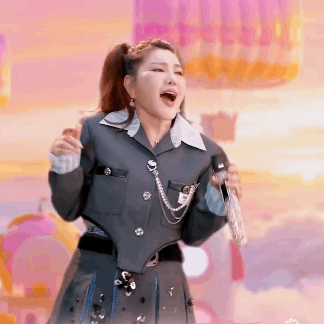 唐艺昕乌兰图雅魔改心愿便利贴旋律骤然换了别样韵味，轻快曲调揉入别样曲风，混搭氛围