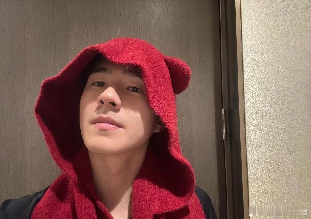 说周冬雨和刘昊然有同款帽子的，欧阳娜娜不也有吗