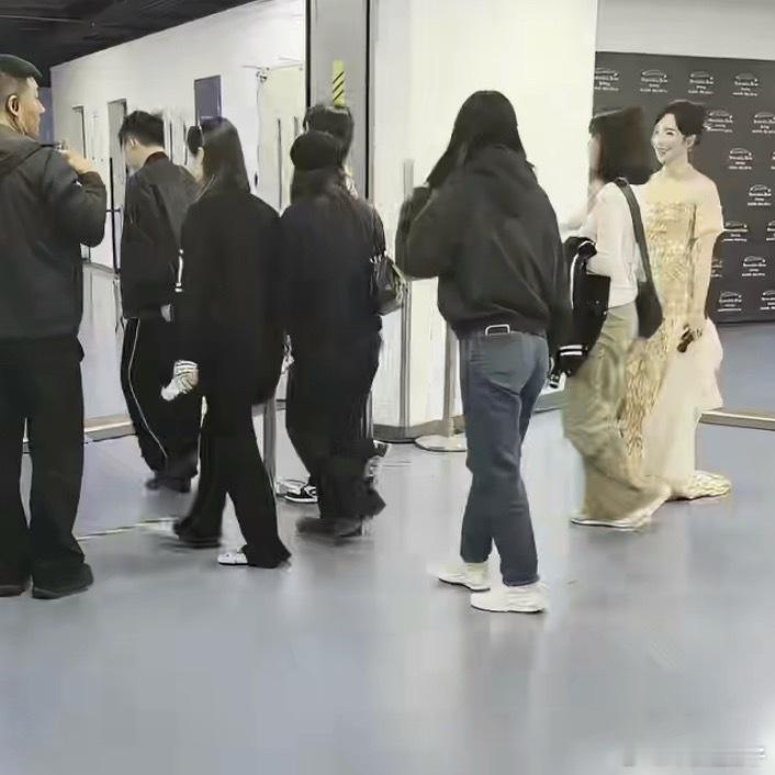 Uzi离开场馆失落什么呢？ 同龄的棒子都在坚持夺冠，LPL的这些 全部隐身 ​​