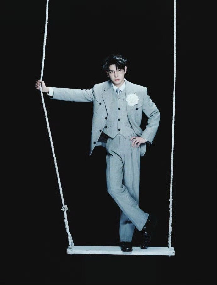 彭昱畅金丝眼镜 挑染发色配金丝眼镜，是恰到好处的艺术感叛逆。灰色西装压住了跳脱，