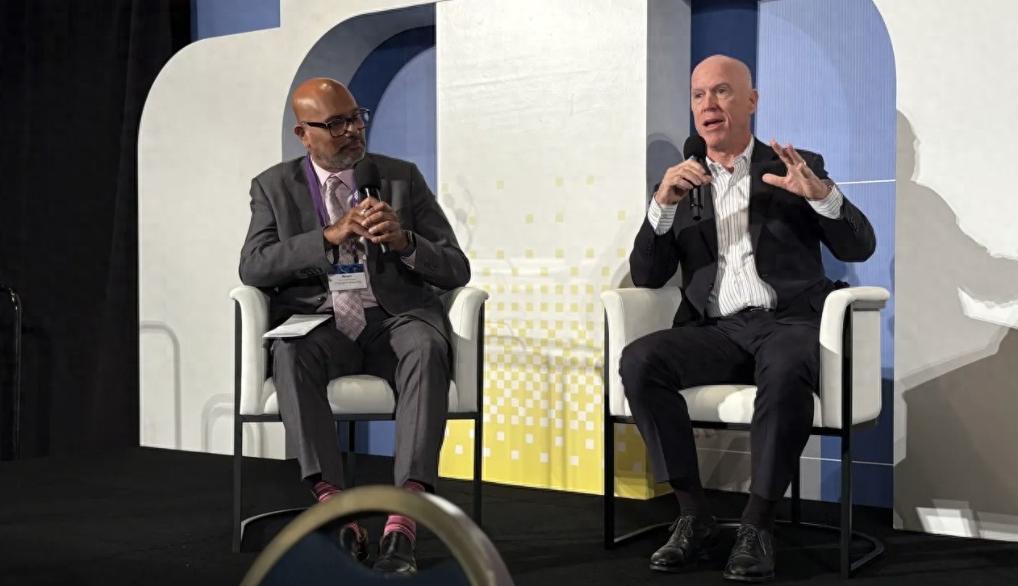 千万不要小看中国！美专家直言：中国在“农村包围城市”的时候，美国人还抱着心爱的大