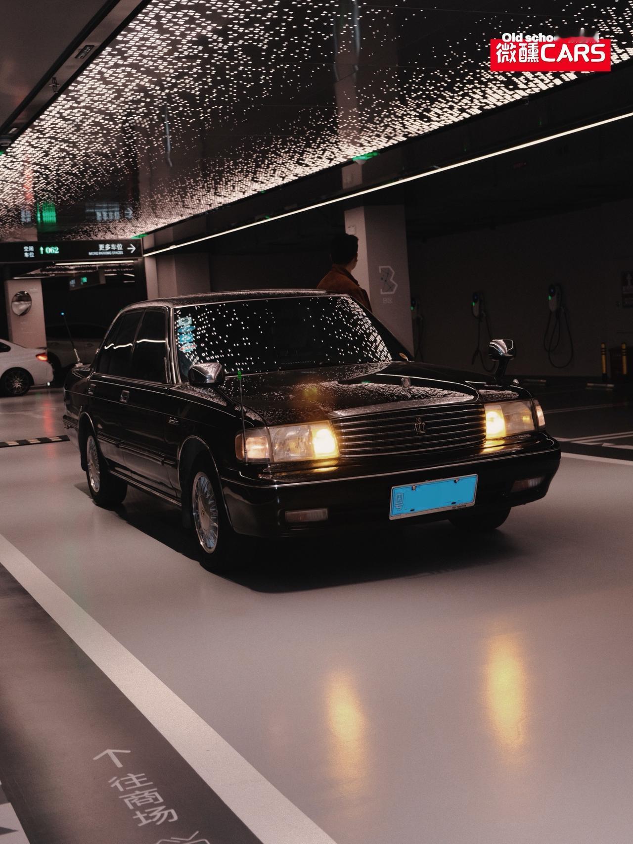 “他沉默寡言，但眼神里充满故事”！经典汽车 复古车情怀 丰田皇冠汽车 皇冠133