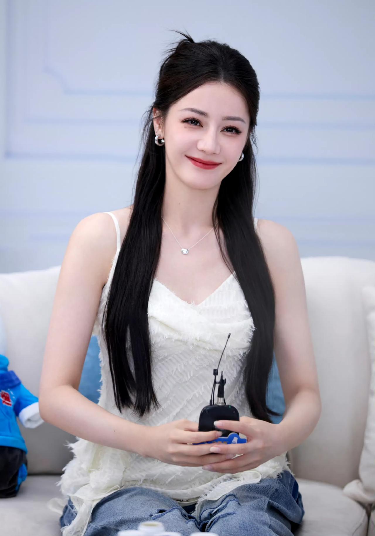 迪丽热巴 现身安慕希品牌直播间