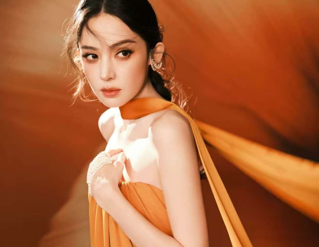 娜扎橙色飘带裙娜扎vogue盛典第二套娜扎vogue盛典第二套，橙色飘带裙，[心