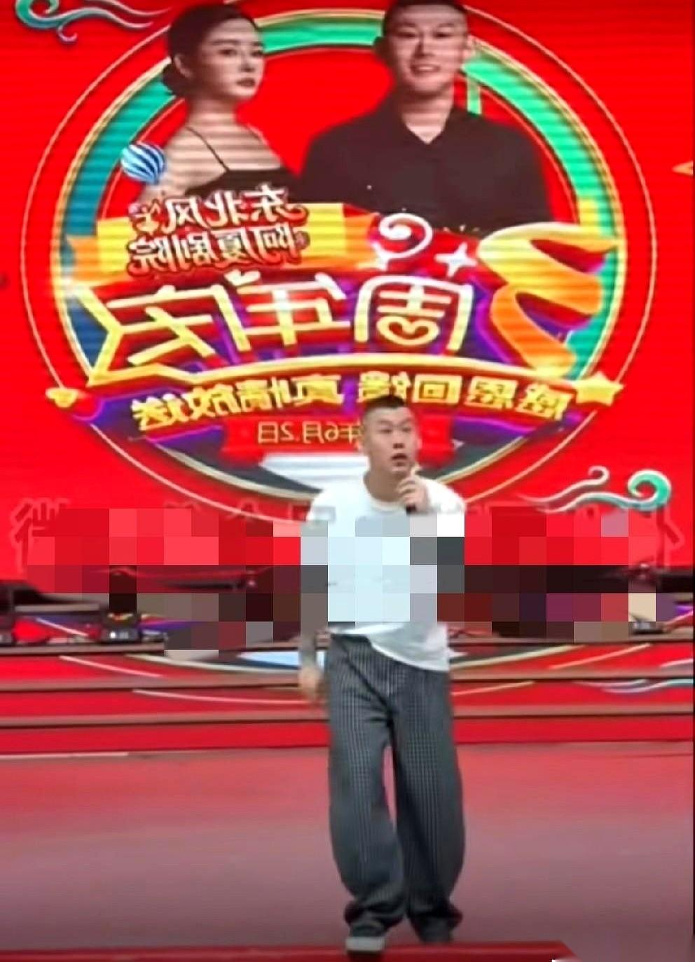 阿厦的剧场三周年庆，台上人头攒动，灯光一打，一个身影让台下瞬间安静了——四平剧场
