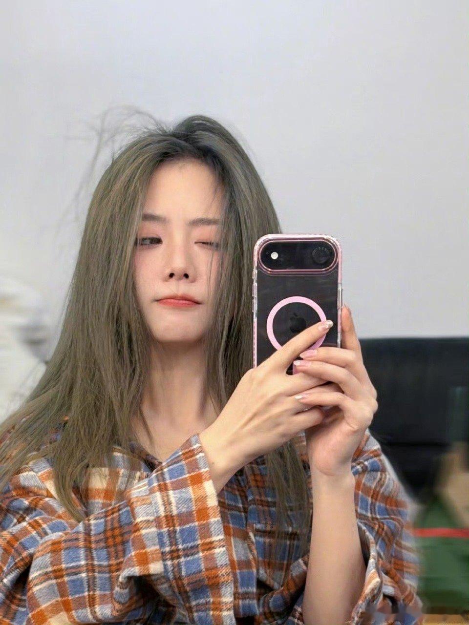 谭松韵灰绿发，好看，好看的颜色 