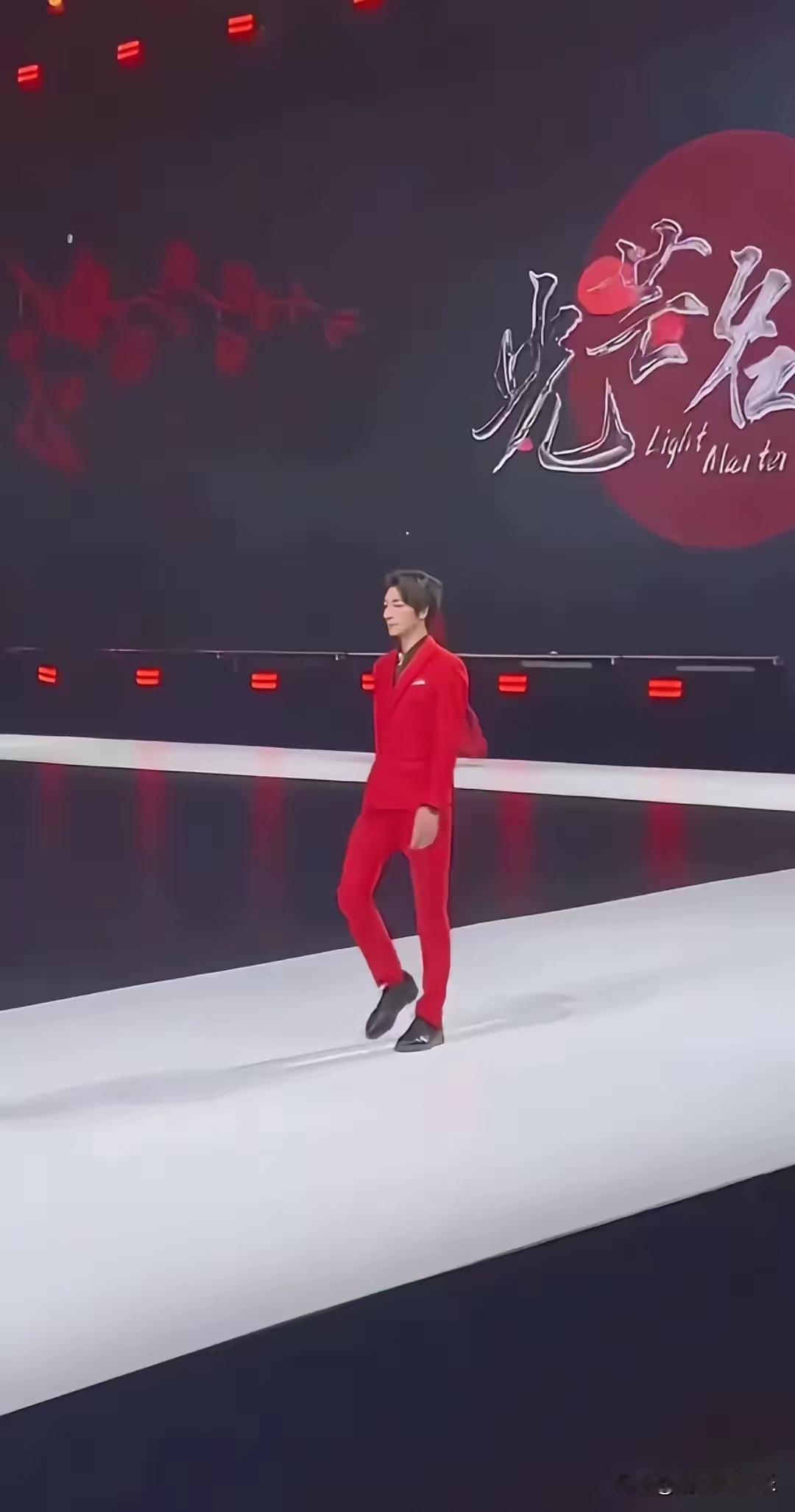 张亮基因太强大了，儿子的长相身材都和他如出一辙，天天15岁身高就达189cm，超