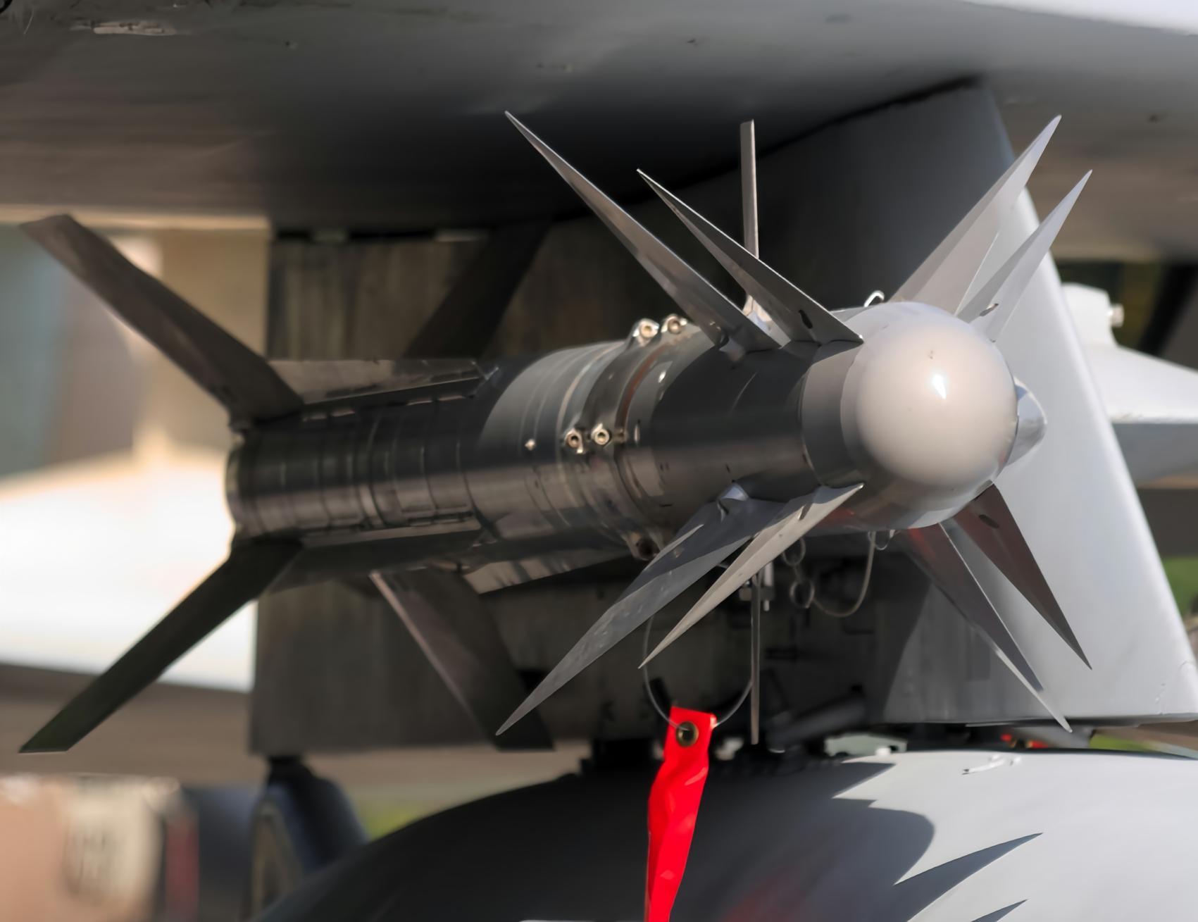 每天认识一件兵器 以色列“怪蛇”4型空对空导弹长度：300厘米直径：16厘米翼展