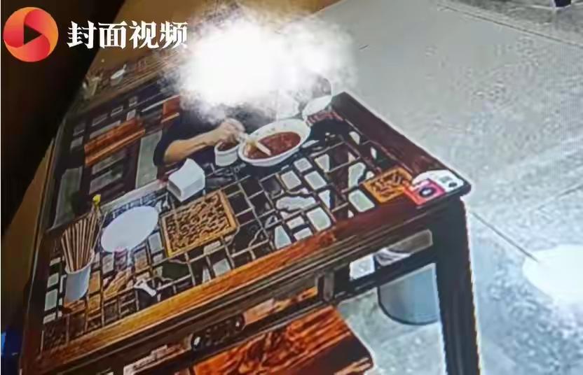 男子的行为主要还是报复店老板，店老板发视频的行为同样是报复男子，这两个人可以说是