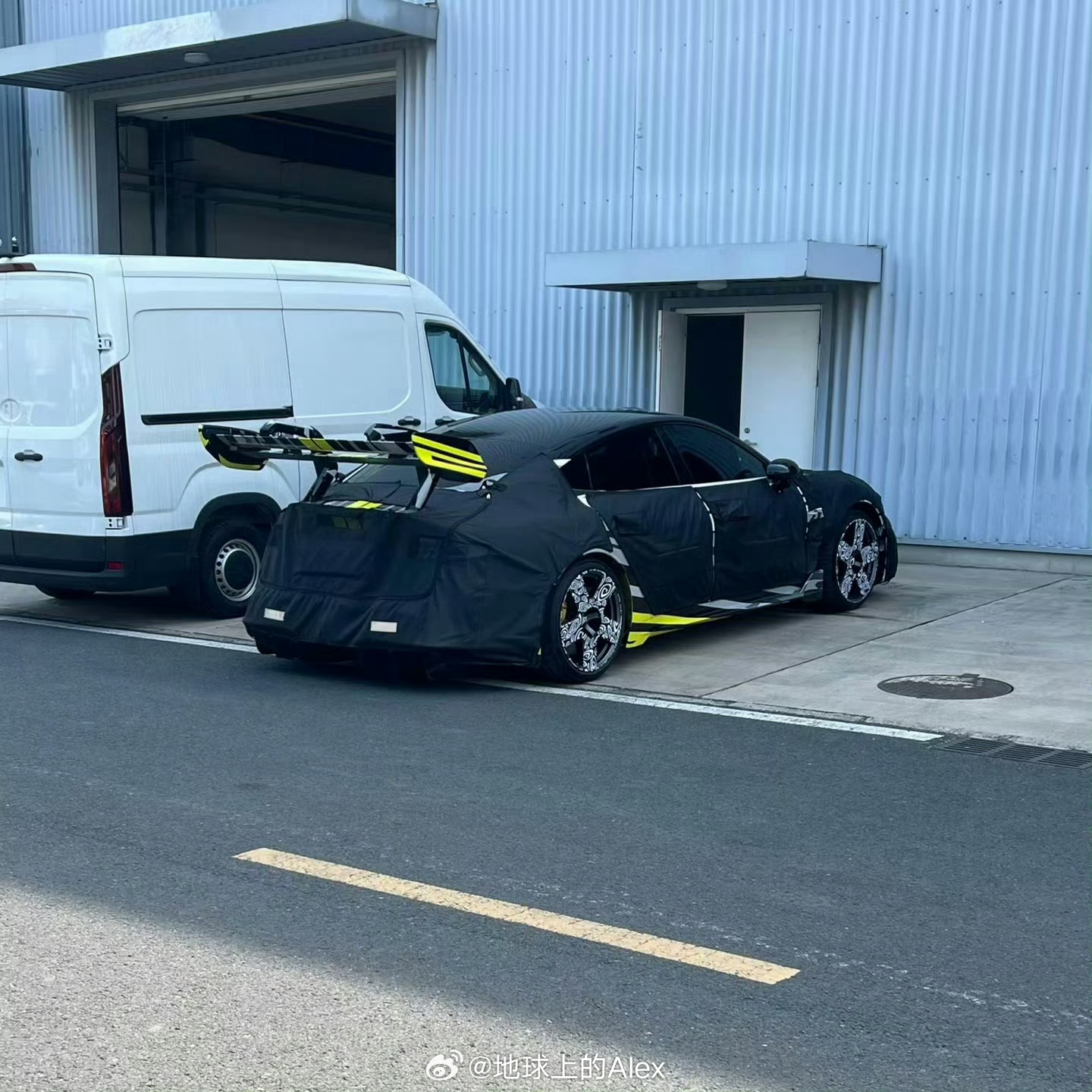 这尾翼也太夸张了不会是整出来了一个运动套件刷圈速的吧