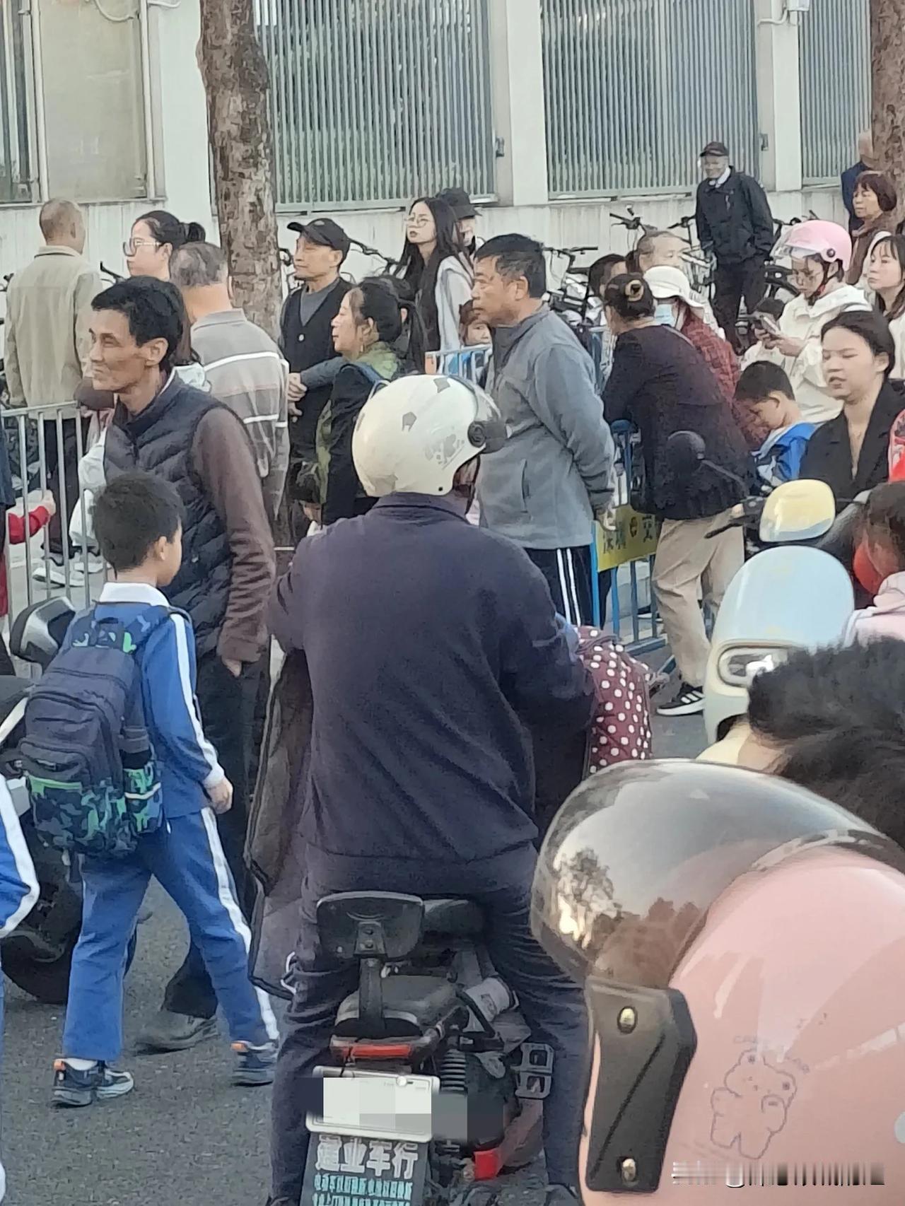 感觉住在大亚湾的邻居们幸福感很强。
经常会遇到一些邻居就会聊天，有个同学爸爸妈妈