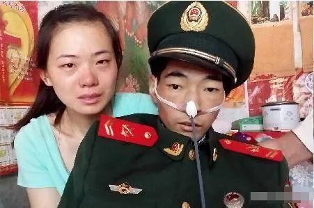 照片上的这个人身穿军装，骨瘦如柴，他此刻强打起精神，与妻子一起拍下了人生中最后的