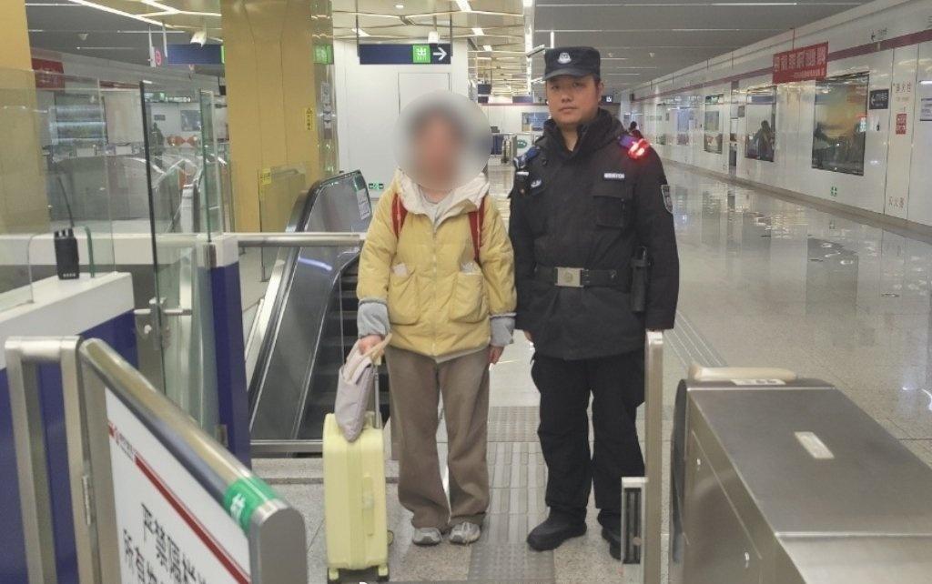 【应聘资料不慎遗落车厢 地铁辅警火速寻回】3月10日14时许，南京地铁S3号线平