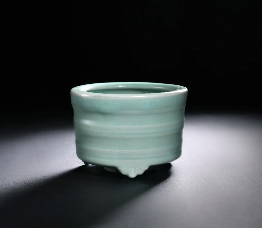 中贸圣佳香港2026春拍上拍宋代龙泉窑的筒式弦纹炉. 这件器物的流传就有意思了.