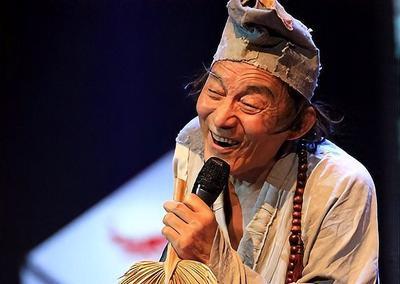 92岁游本昌重执济公破扇，藏着刻进国人骨血的向善力量
 
头条的家人们，谁的童年