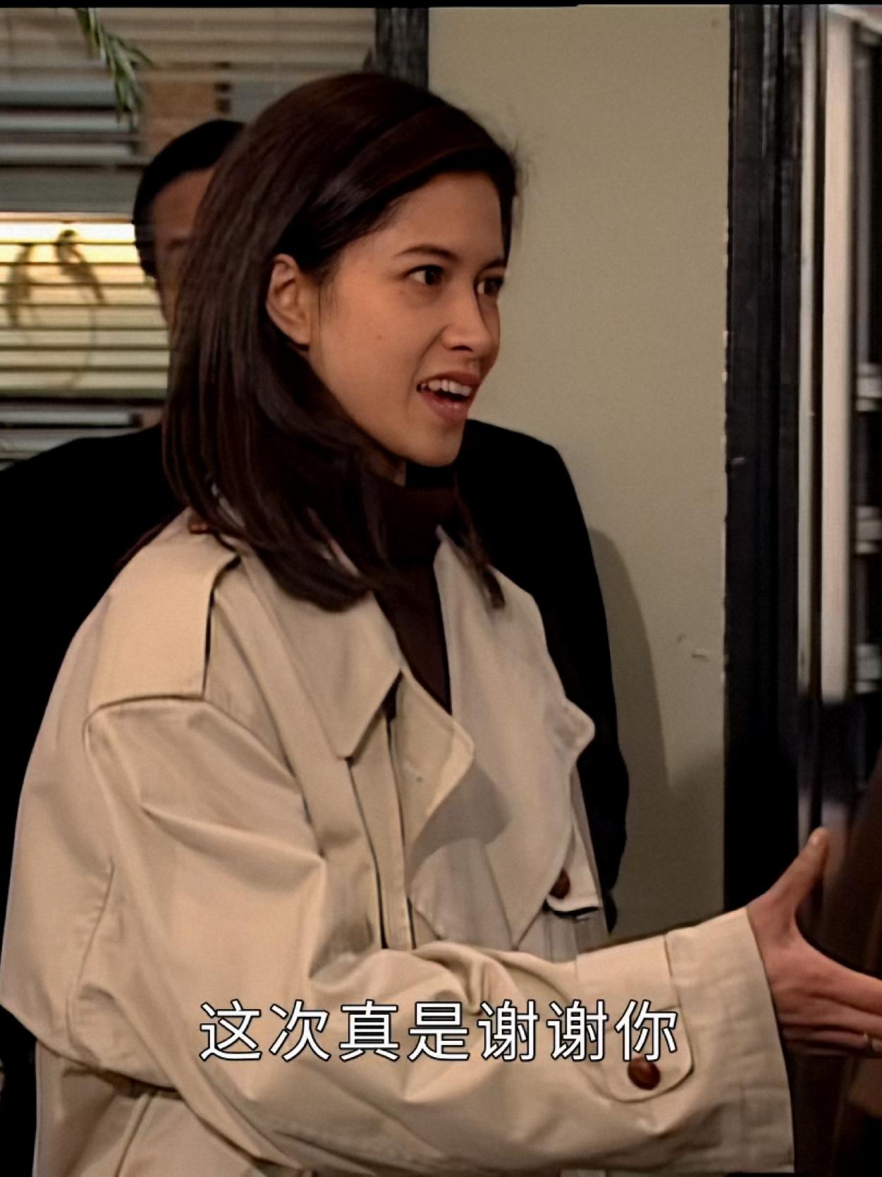 🧥港剧《第三类法庭》韦海怡风衣穿搭
阔版衣身能装下晨起的风
也能裹住午后的慵懒