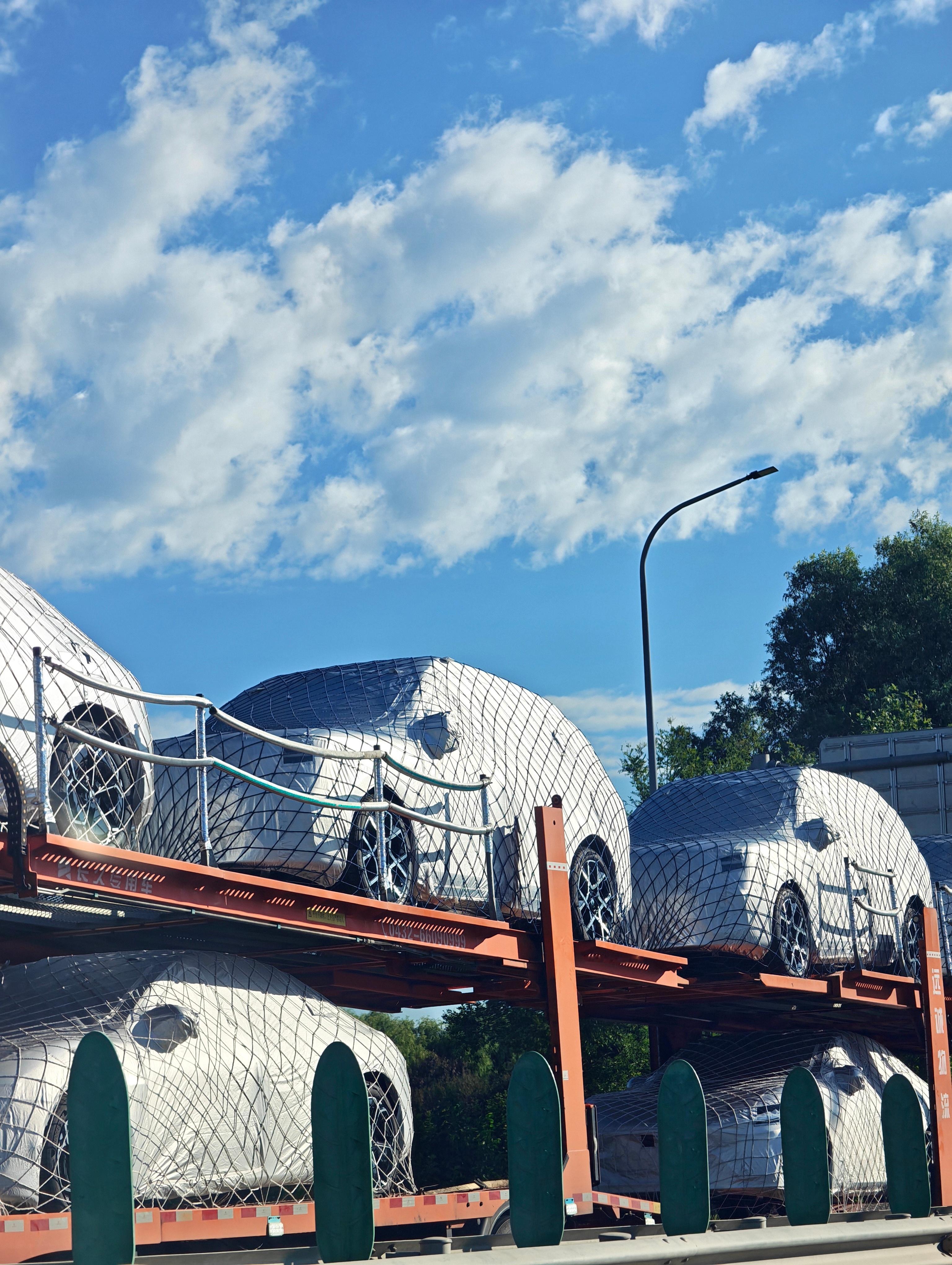 好家伙，这一车又是什么车，看轮毂应该是澎程[哆啦A梦吃惊] ​​​