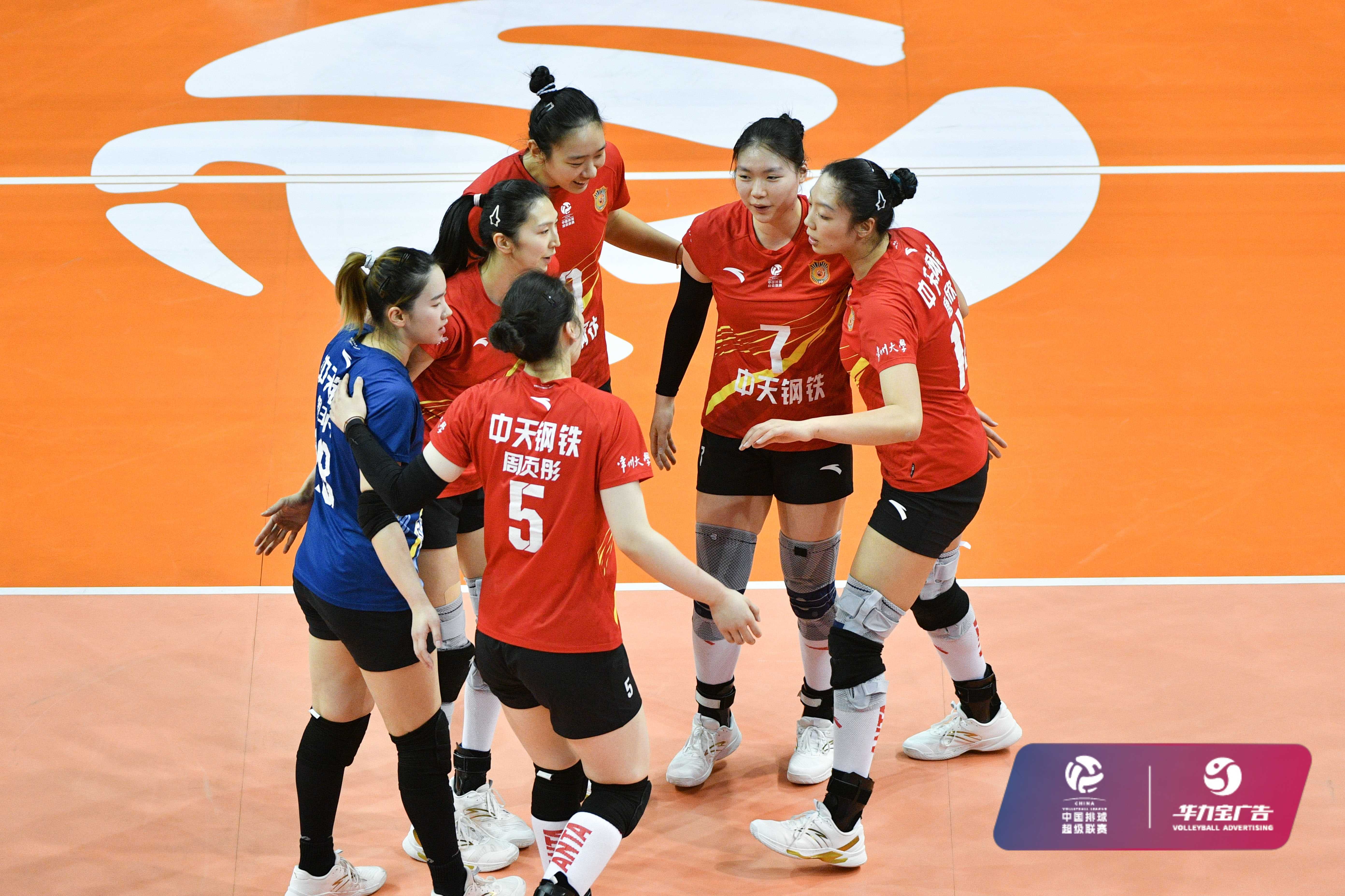女排联赛的四强半决赛，今天就这么直接开始了，晚上7点同时开赛：山东日照钢铁vs上