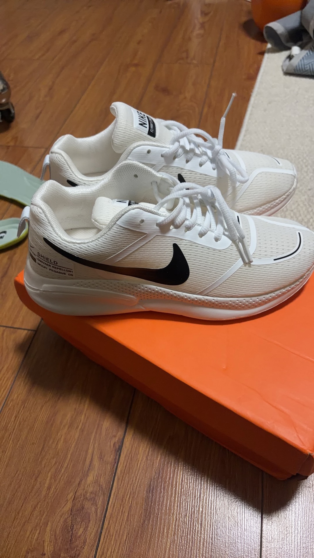 一点技术都没有的鞋子，国产造不出来吗，非得买正品美国货，你以为是芯片吗[旺柴]，