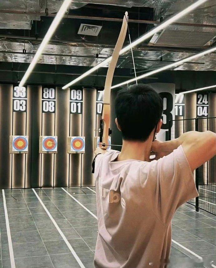 李昀锐射箭 Oh my god，这就是李昀锐为粉丝们带来的惊喜吧。看到哥哥在线闭