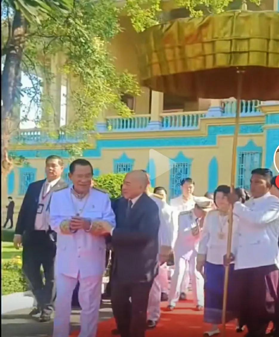看看这两张图片，我从网友公布的柬埔寨王室视频里截图出来。虽然不太清，能看清楚这两