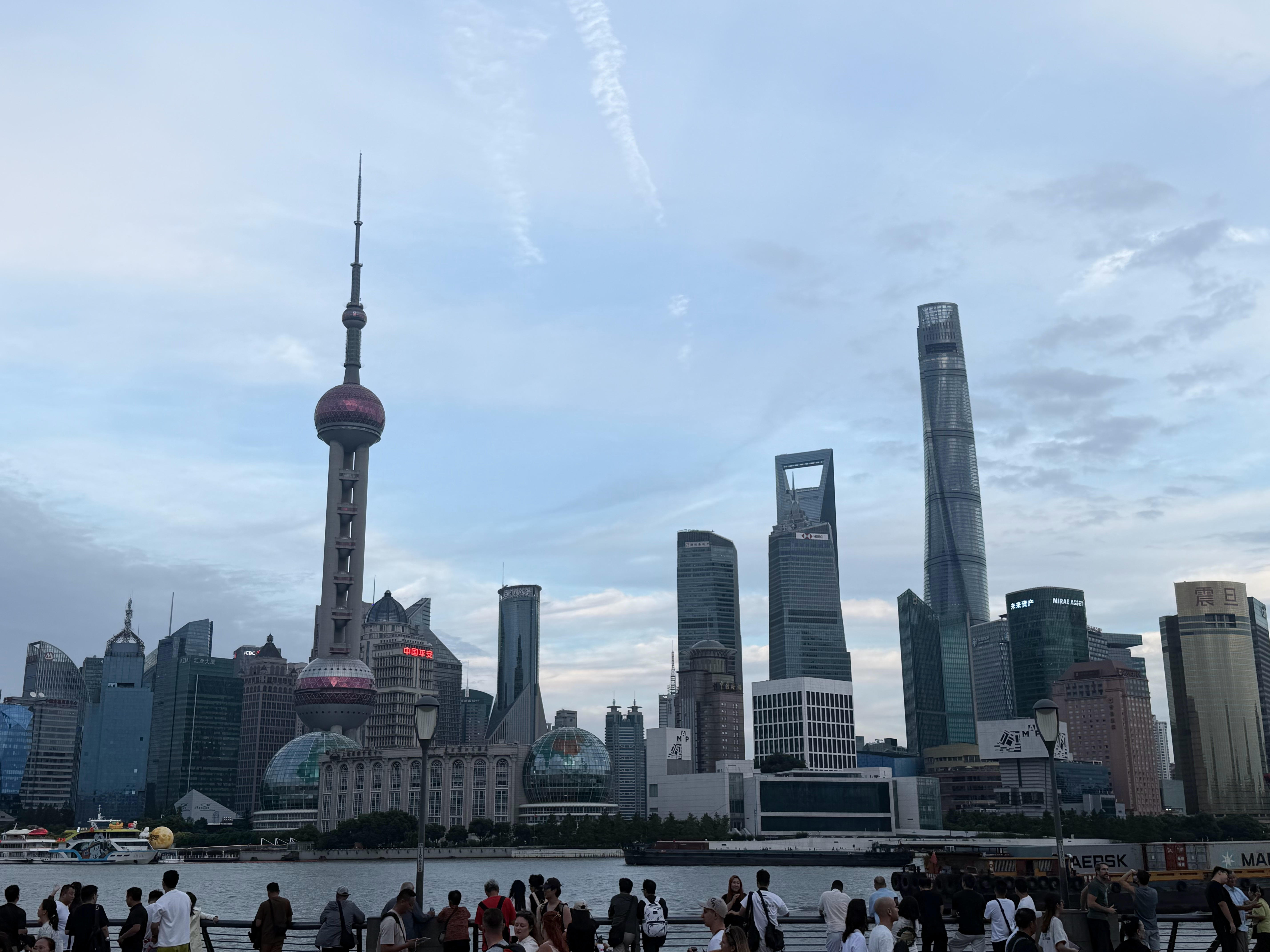 第一次来上海，被这种大都市的氛围给震撼到了、太有现代化了那。  ​​​
