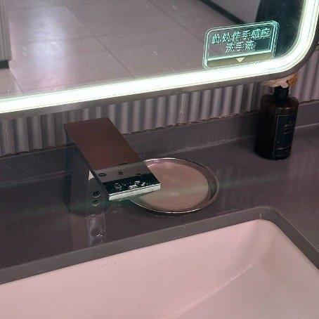 逛商场本是轻松惬意的事，却有人在洗手间里满头大汗找洗手液，对着水龙头反复试探却不