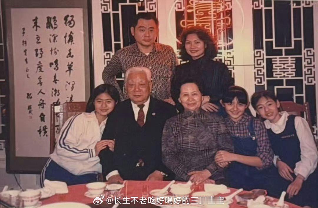 小S发文晒全家福看着小S的文字，脑海里全是姐姐温柔又坚定的样子。她总是把家人放在