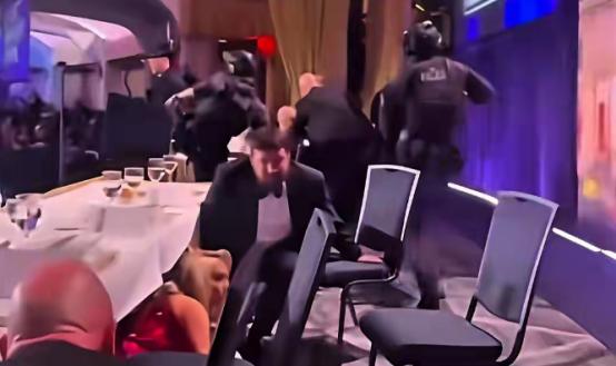 特朗普白宫晚宴枪击惊魂，妻子比他躲得还快！
 
当地时间4月25号晚上，美国华盛