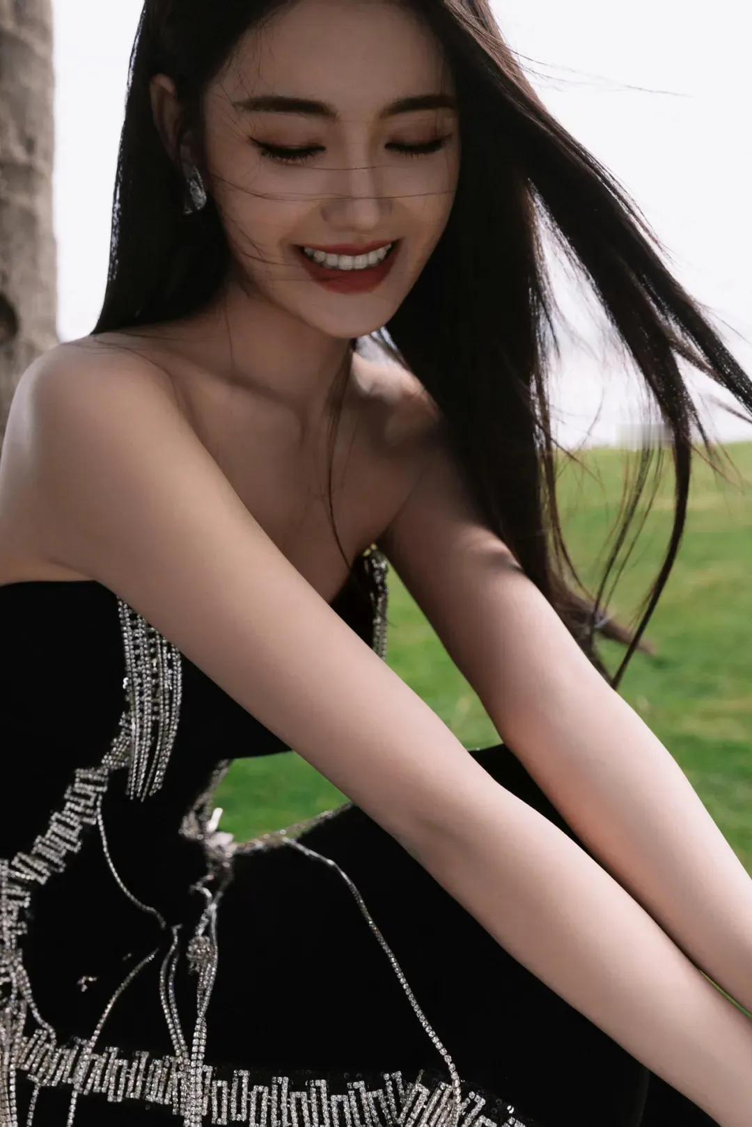 万能生活指南蒋依依美得摄人心魄！凝脂般的肌肤衬着灿若星辰的眸子，浅笑时眼波流转，