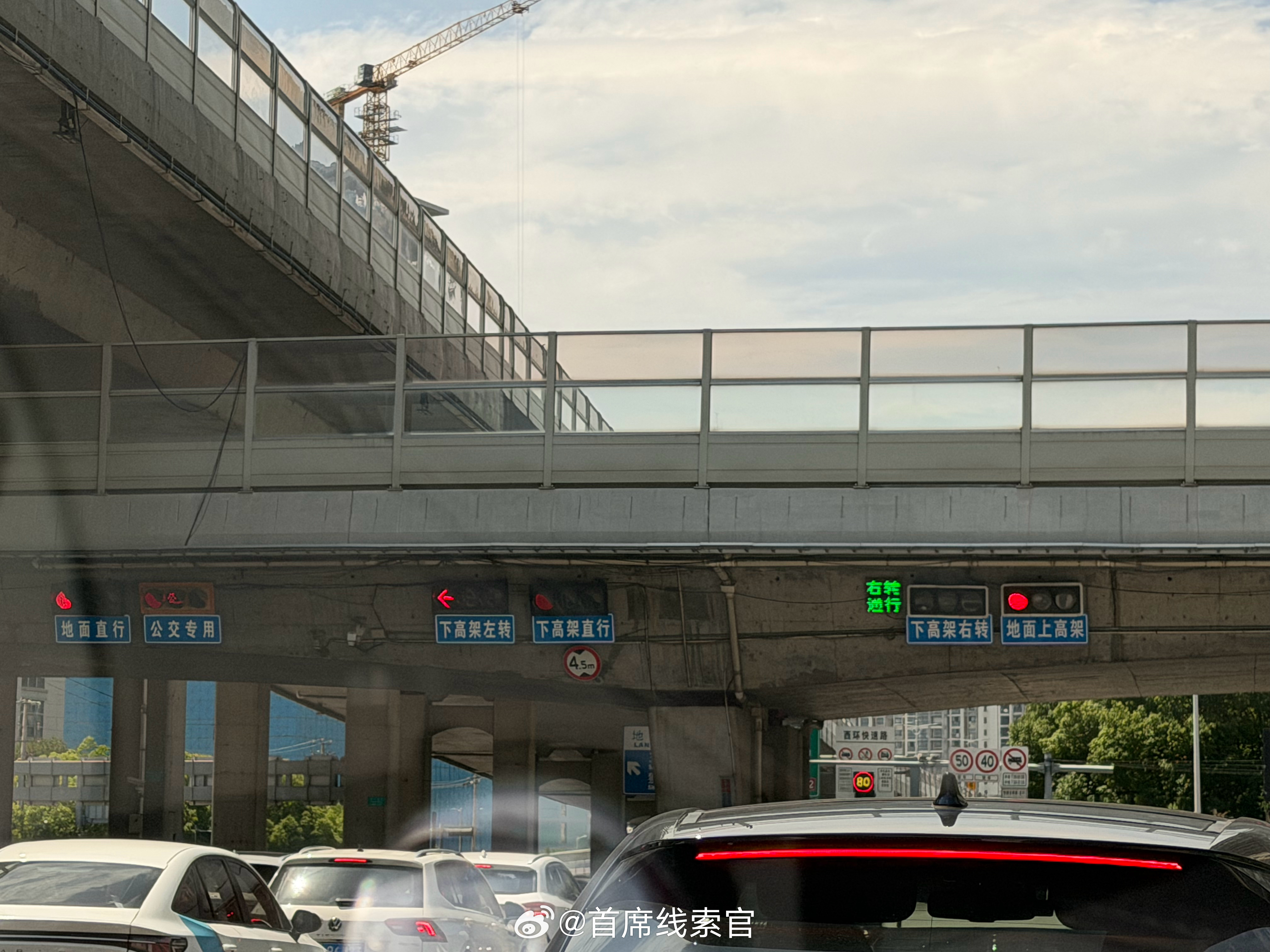 这个路口，连华子来了都得摇头吧。308_IO新能源汽车