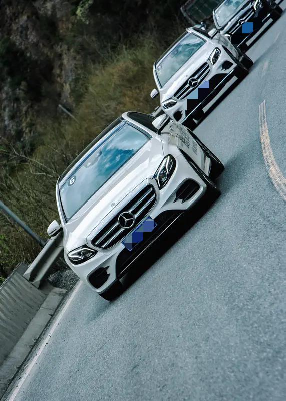 奔驰GLC

奔驰GLC这款车的销量，一直都排在另外两兄弟的前面，虽然他的售价是