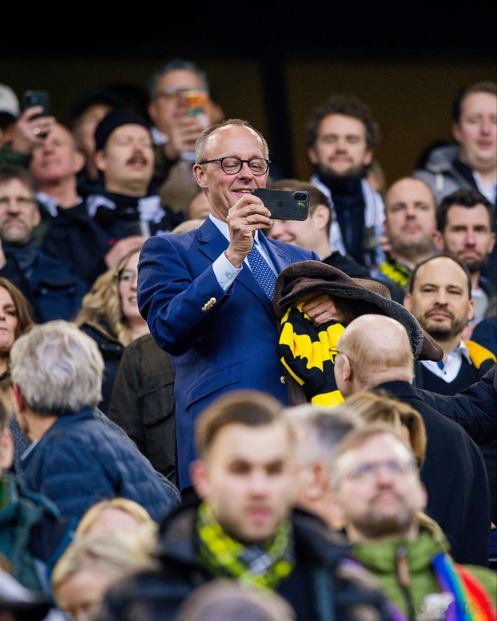 多特蒙德和圣保利的比赛，看台上出现了一位久违的客人，这就是德国总理默茨。默茨是著