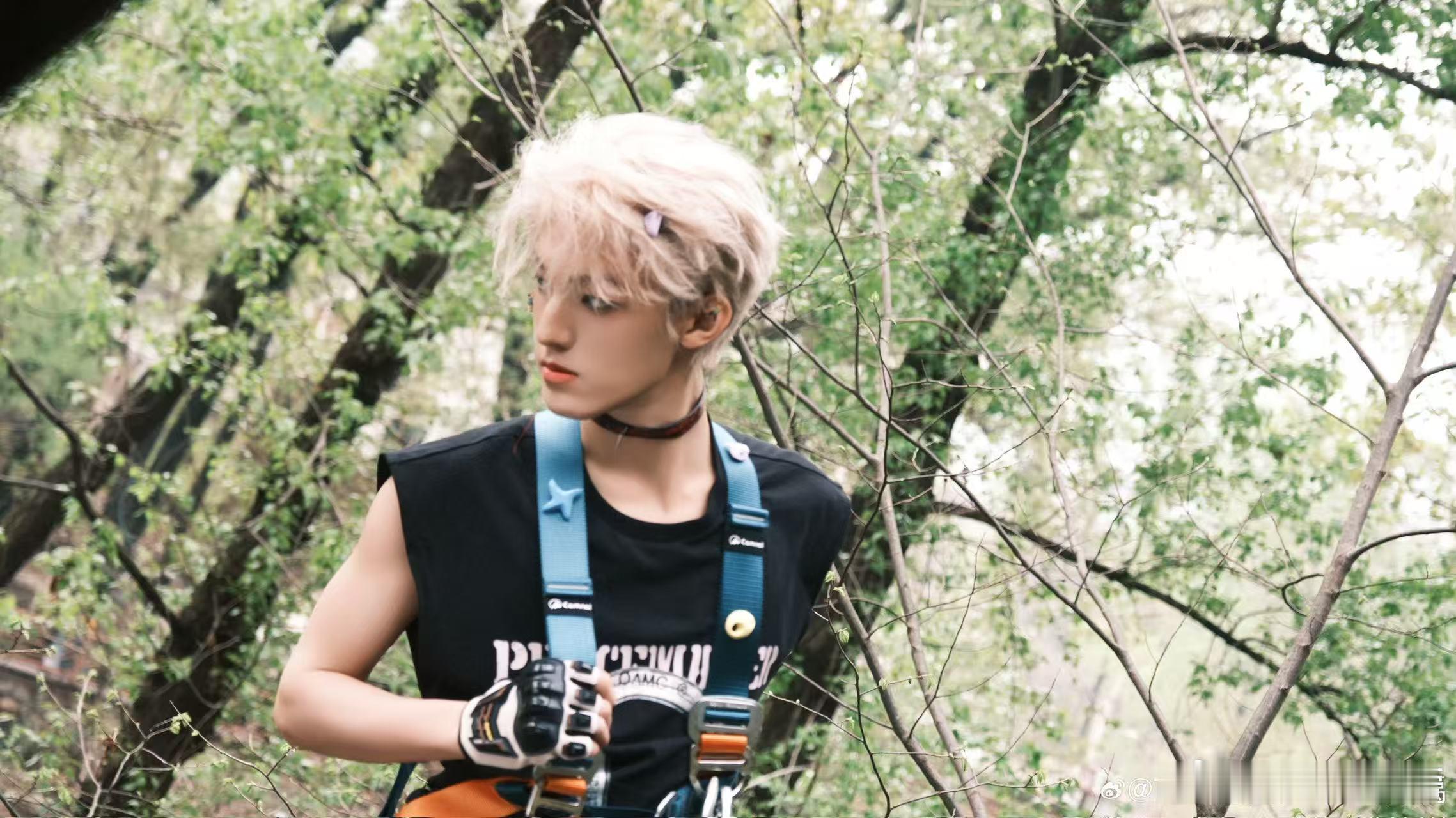 张泽禹为爸爸完成歌手梦 真的被这份双向温柔打动，张泽禹借着生日舞台兑现约定，和爸