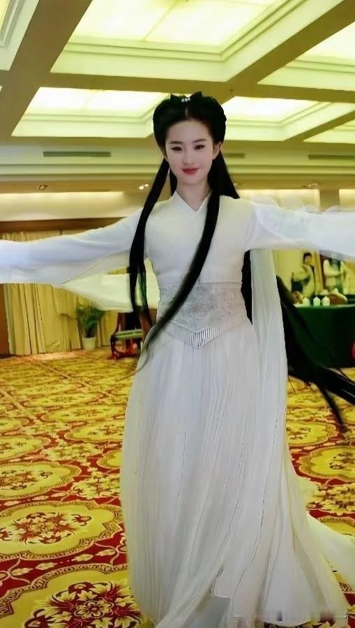 原来小龙女的白衣藏这么多小心思！腰封、领口全是细节
 
以前看小龙女，大多时候都