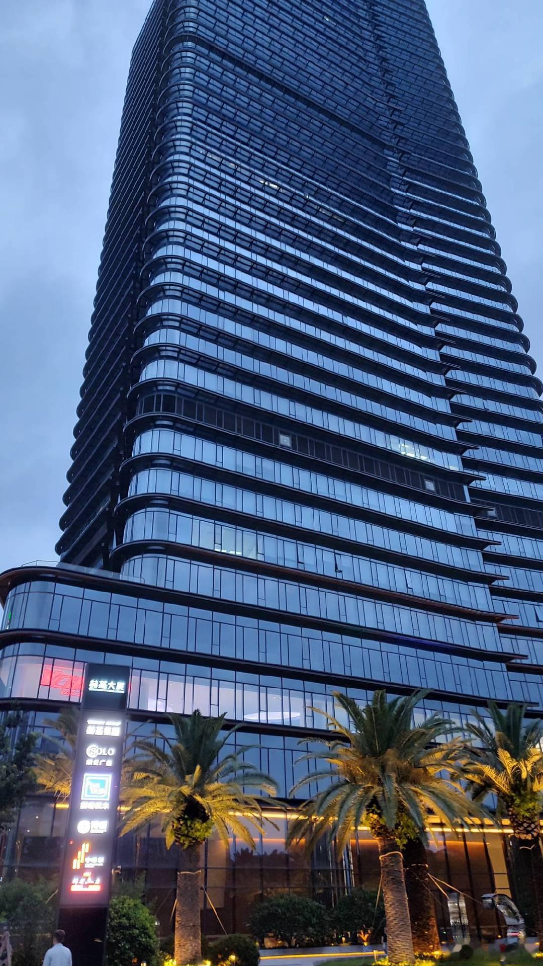 广州海珠区的赫基大厦，玖富的重要股东，赫基集团的张丽芬和徐宇、徐乘兄弟。他们买了
