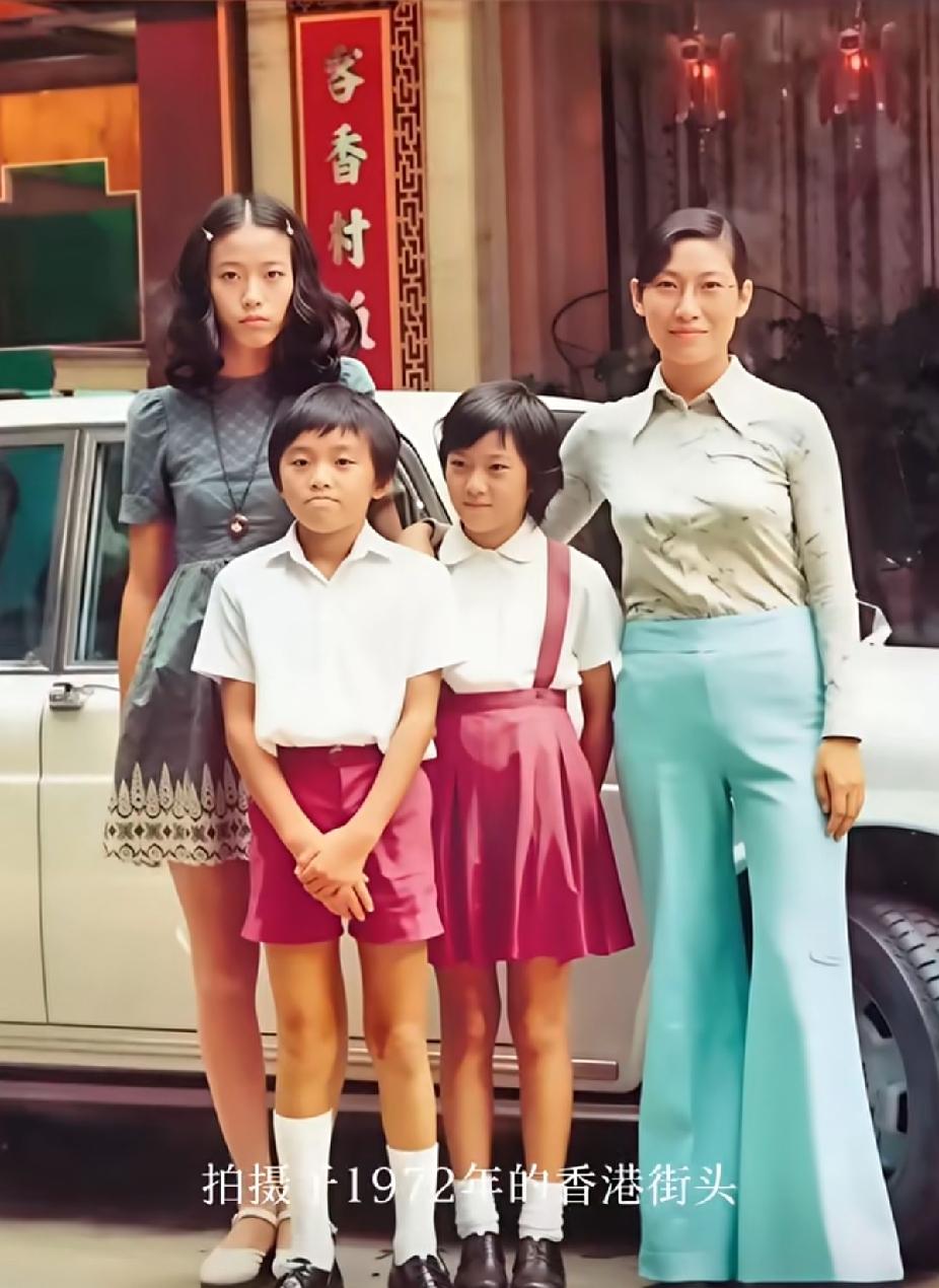 1972年少年周星驰全家福
妈妈、姐姐和妹妹