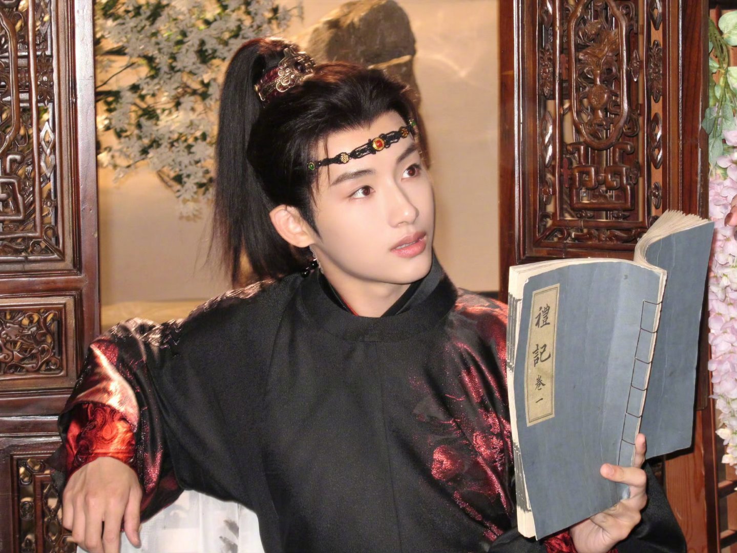 #董思成第一部古偶男主剧##董思成新剧抹额造型#抹额造型英气十足，眉眼俊朗自带古