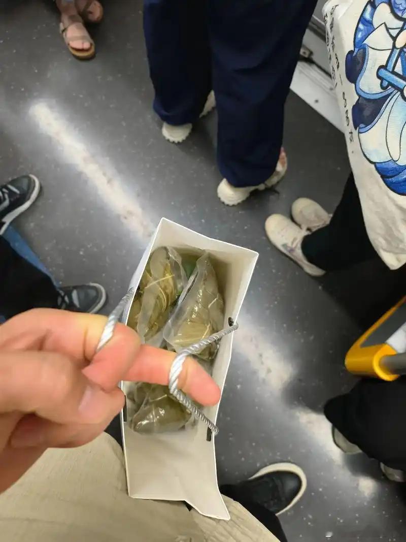 公司发的粽子让我没有面子确实如此，很多公司历来都是发几个散装粽子，这让我在坐地铁