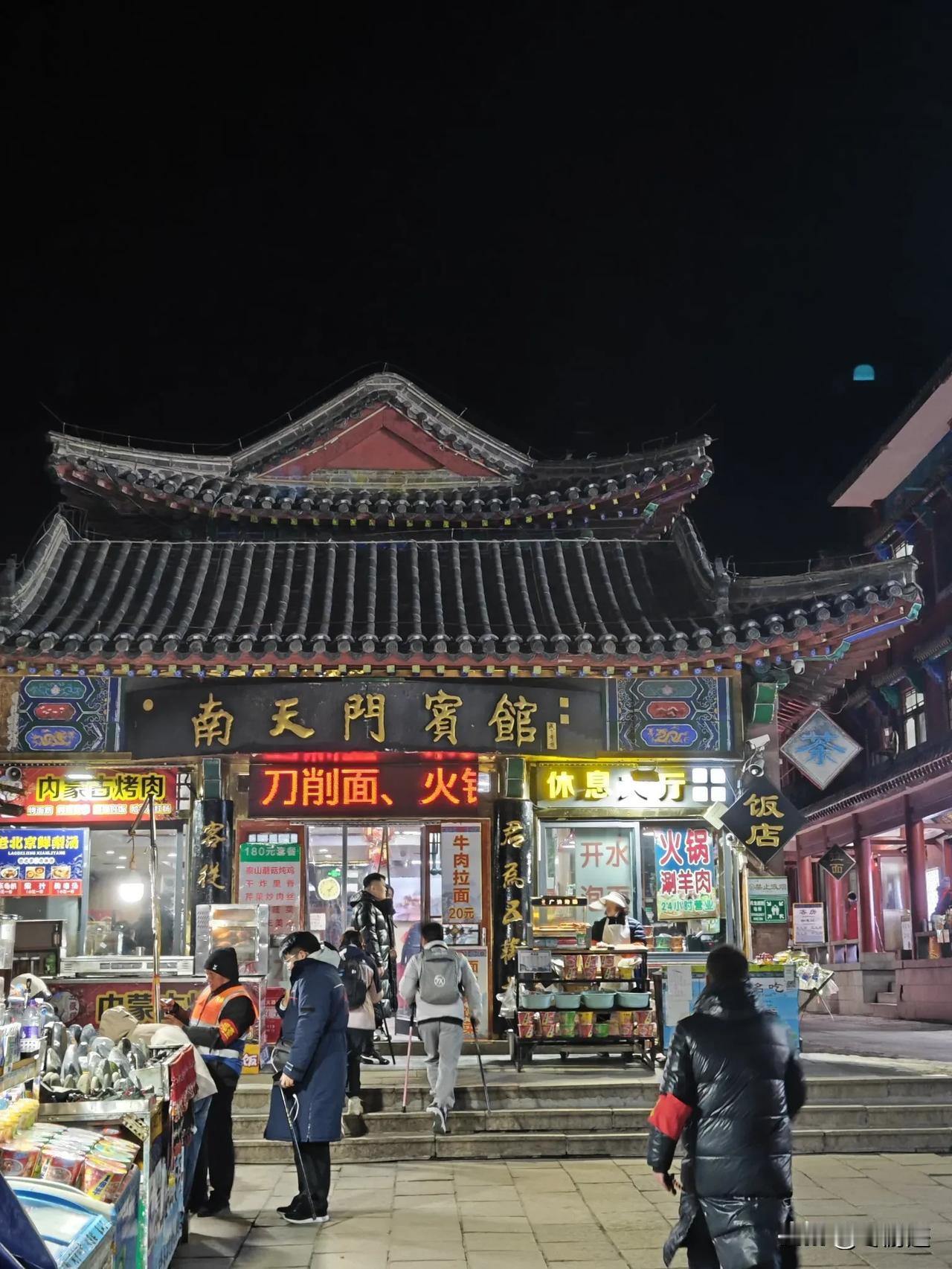 订的床位，10人间，男女混住，就算是旅游淡季，也差不多住满了。
大家都是为了住上