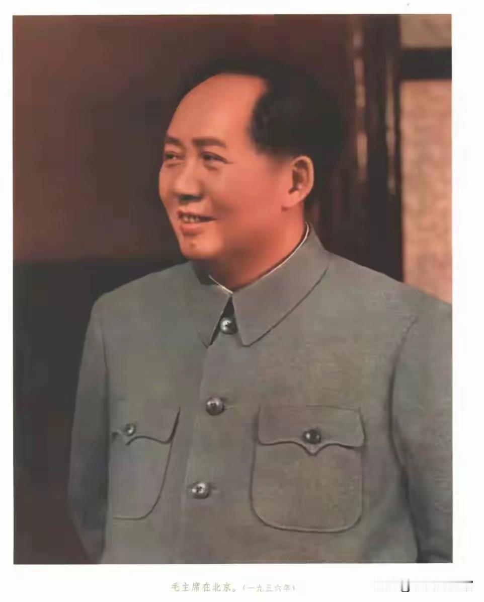 他那么威严伟岸，让无数敌人吓破了胆，却又那么温暖，明灯一盏，让人向往亲近。他明明