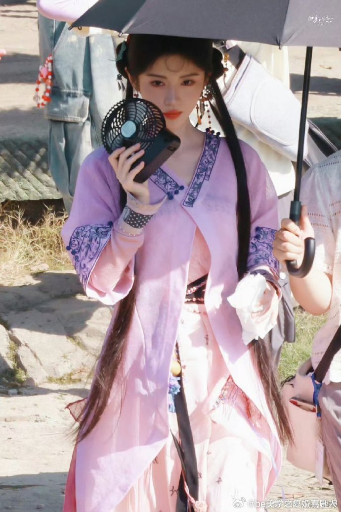 热议预警！鞠婧祎紫色阿黛造型美出圈，紫色元素点缀下，她美得夺目又独特，令人移不开