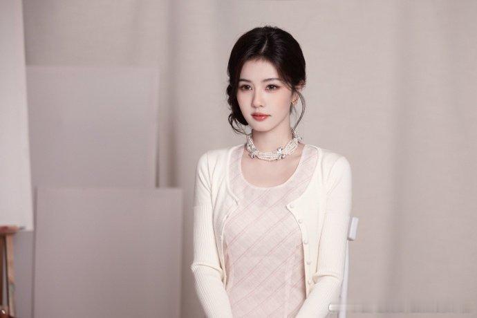 白鹿温婉千金味白鹿这组温婉千金味儿的妆造我可太吃了有股想叫妈妈的冲动咋办，好温柔