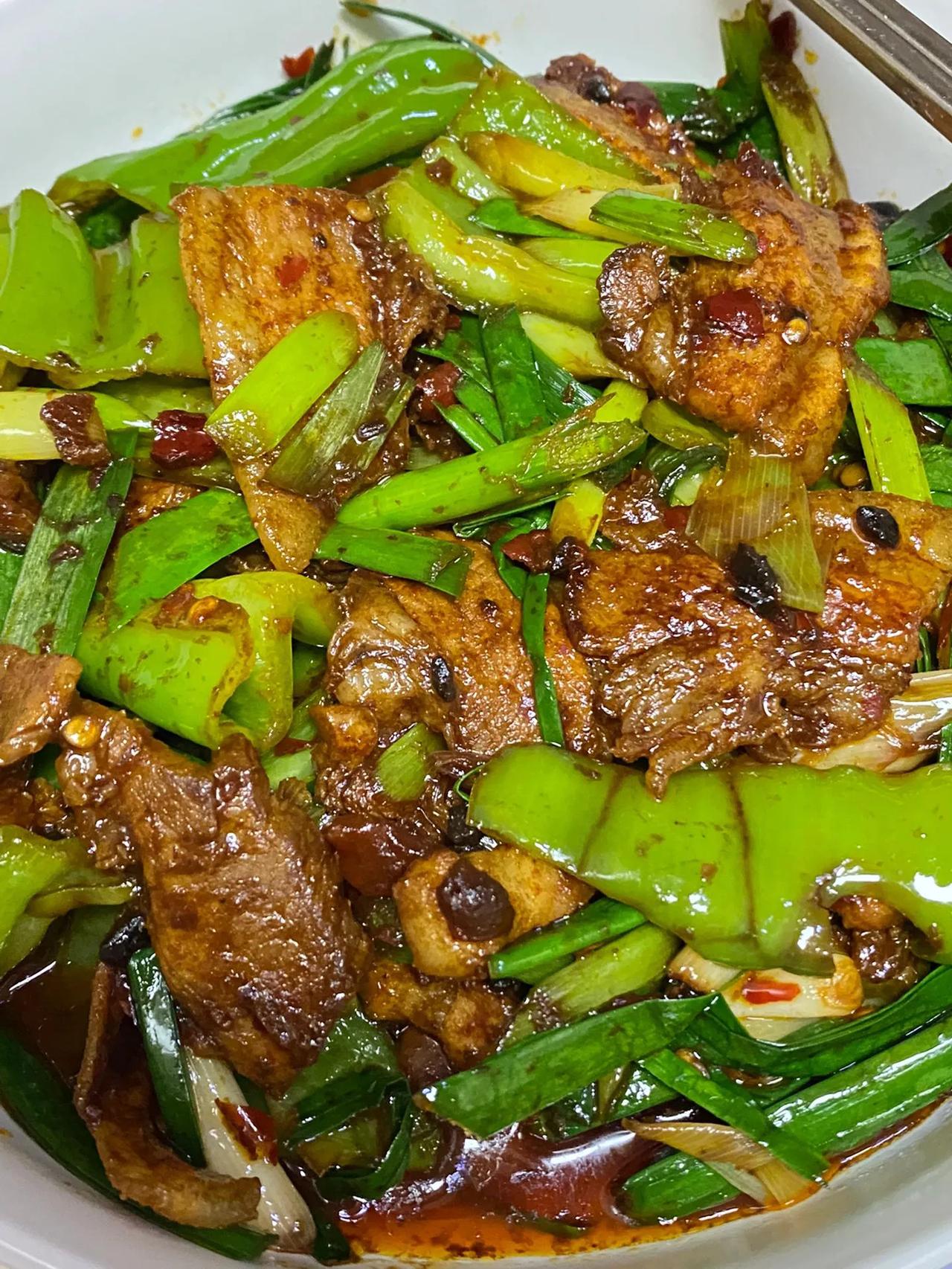 盐煎肉，一看就可以炫几碗饭的超香下饭菜。
盐煎肉一看就是下饭神器！
做法：
1、