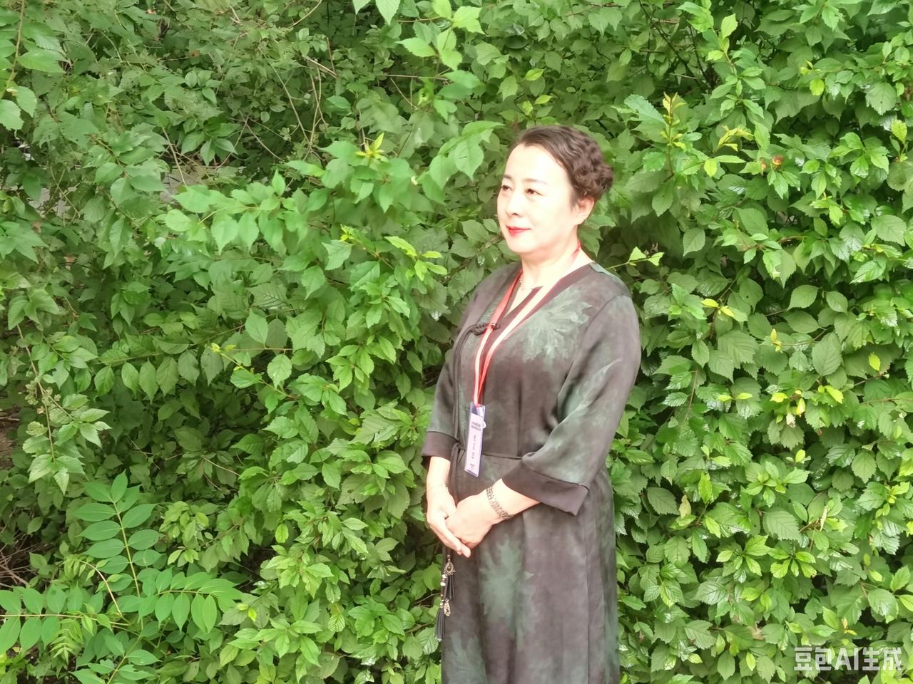 今天继续参加省作协培训，就穿了爱人说的咸菜绿的衣服。

这条桑蚕丝的裙子，是去年