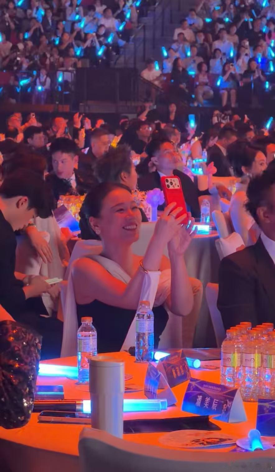 马思纯演我看熟人上台表演马思纯看张若昀唱歌完全憋不住笑马思纯看张若昀表演憋不住笑