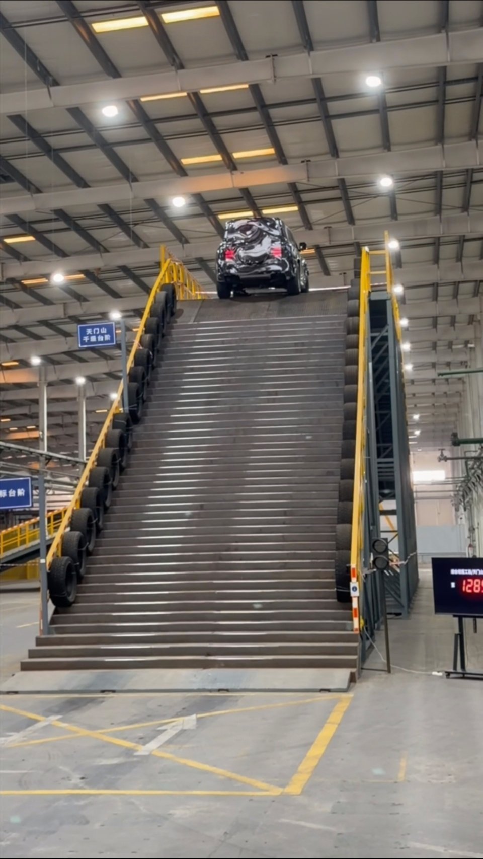 刚才刷到个路透视频，迪子把“天门山天梯”搬进了自家厂房？比亚迪把天门山天梯搬进了