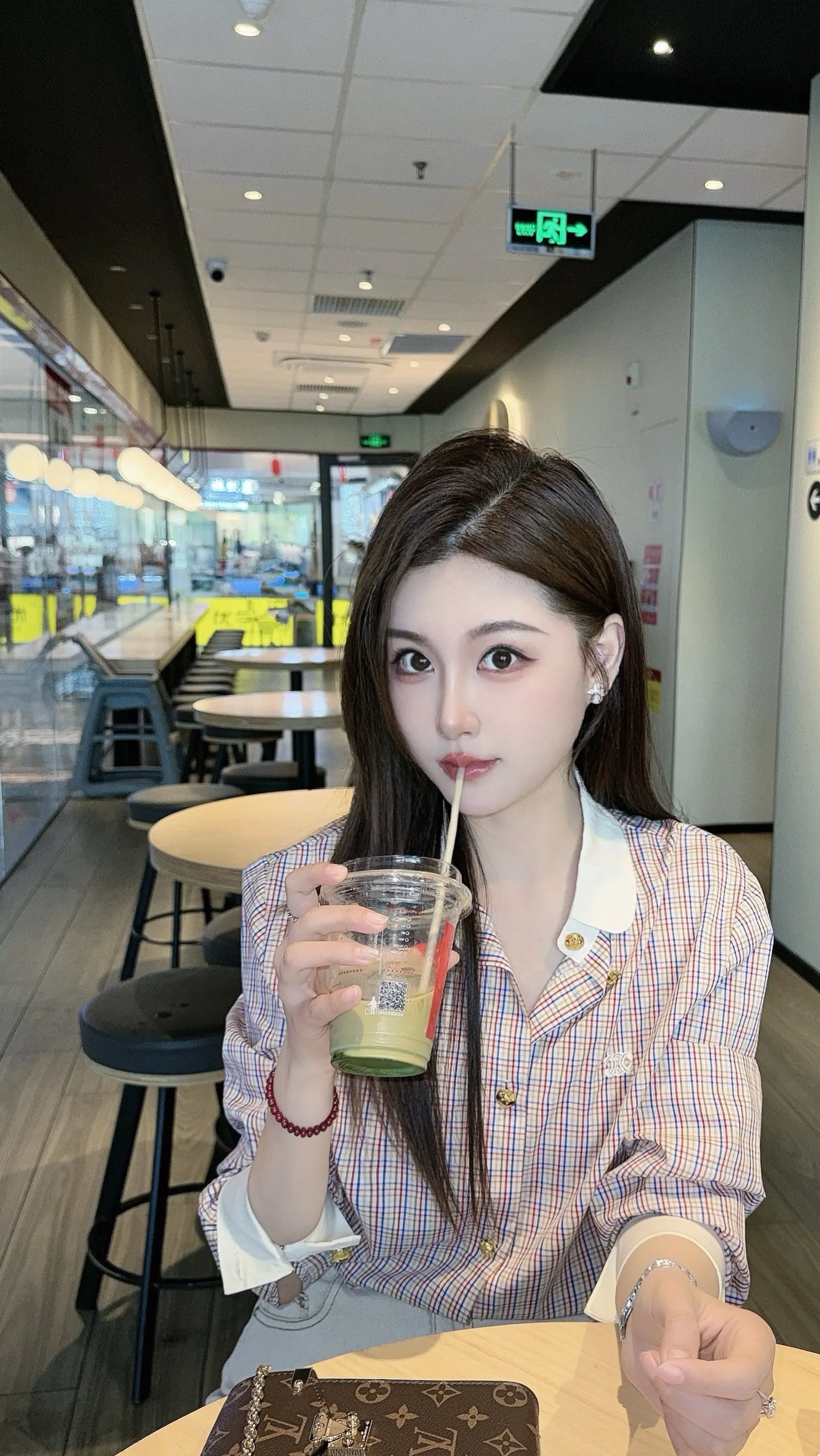 必须要减肥了 网友奔现去吃猪头肉 对方没戴眼镜看不清 一筷子夹我头上了